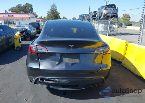 2024 Tesla Model Y Long Range Dual Motor All-Wheel Drive/Rwd z USA, uszkodzony, nr VIN 7SAYGDED7RF095496